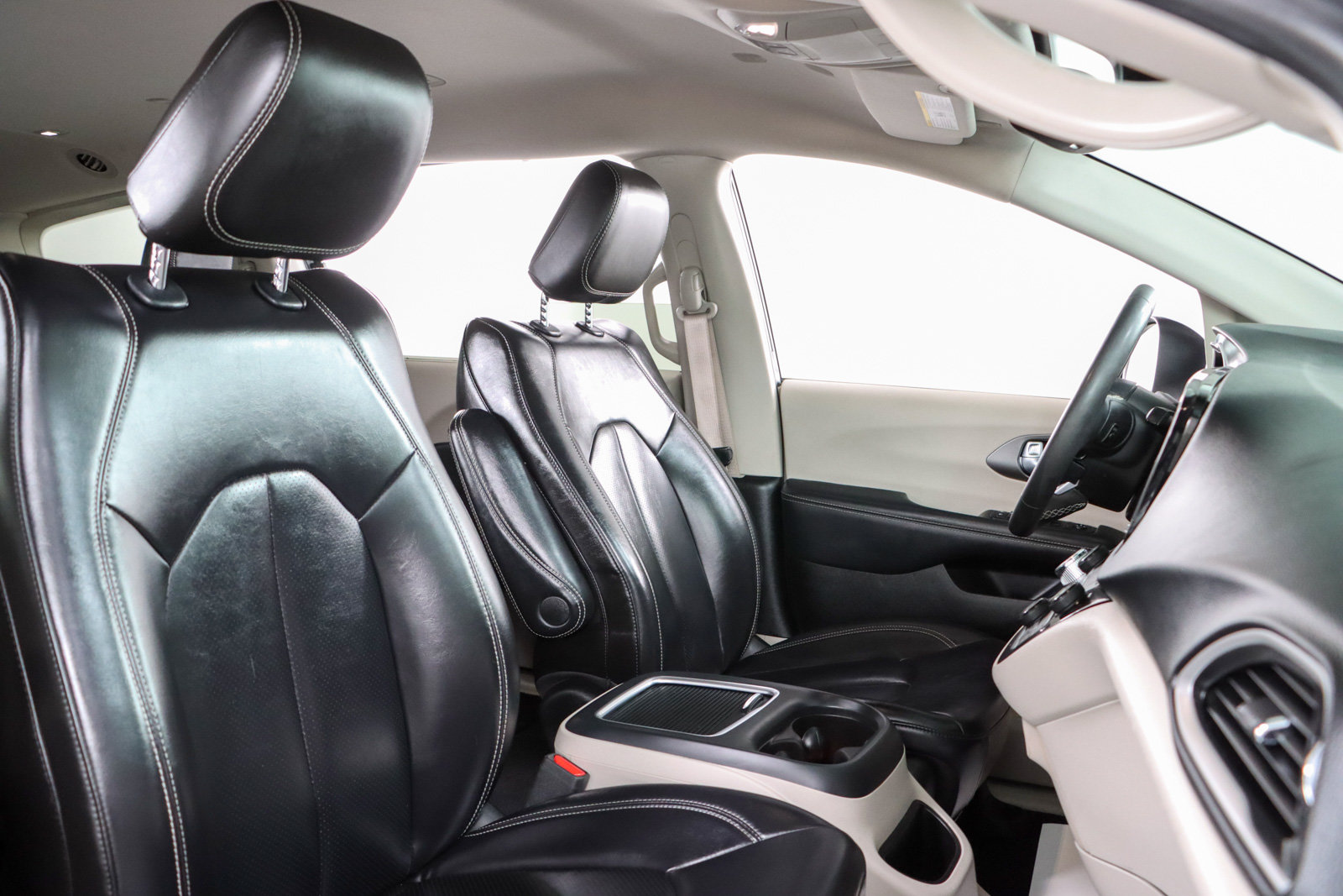 Used 2023 Chrysler Pacifica Touring-L FWD image 28