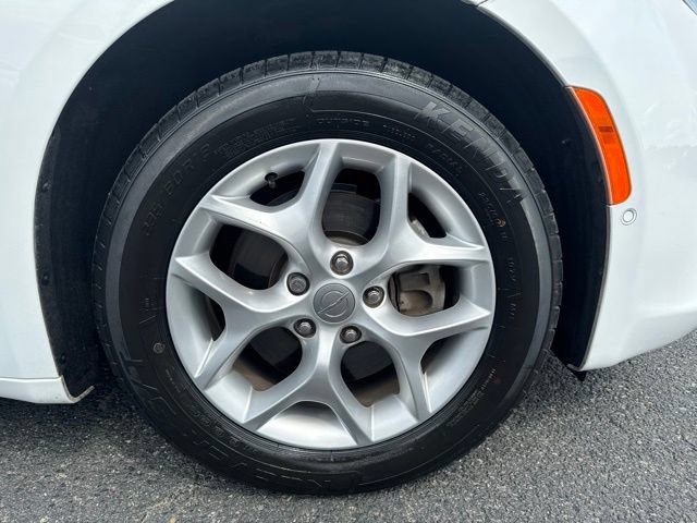 Used 2020 Chrysler Pacifica Touring-L FWD image 3