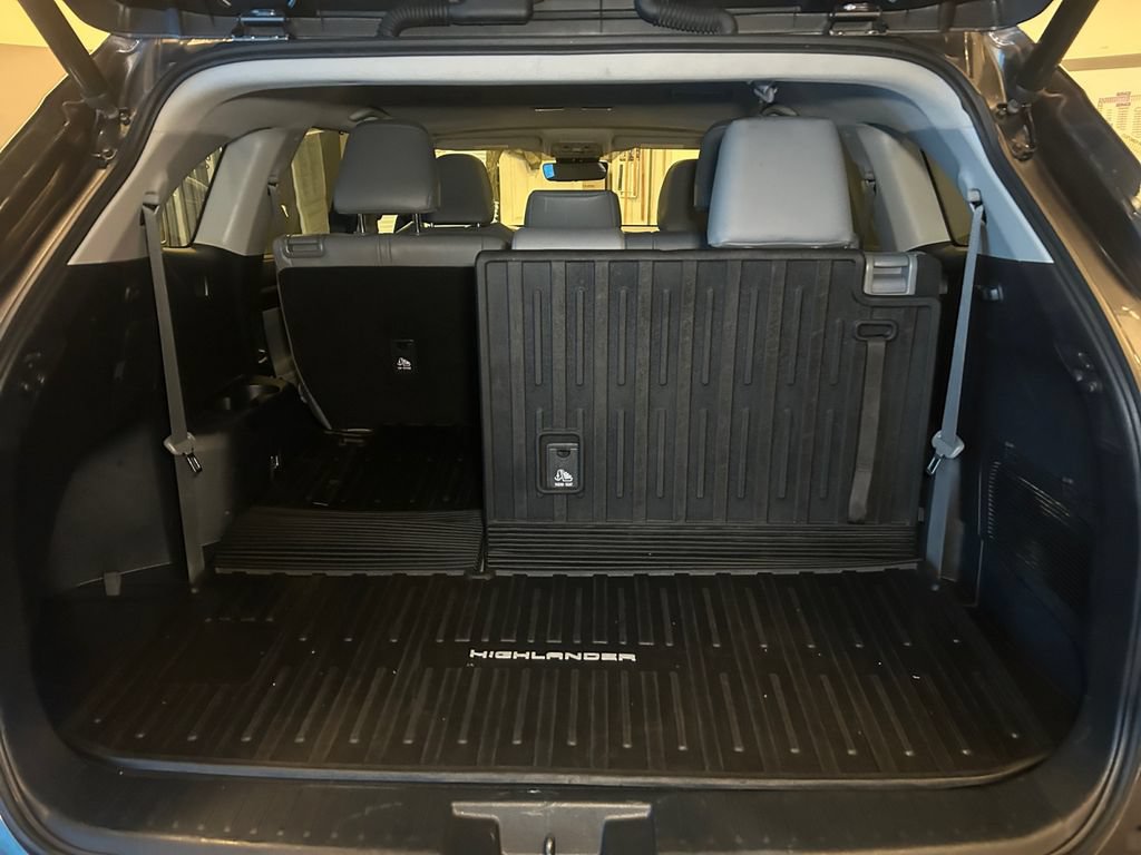 Used 2022 Toyota Highlander XLE AWD/4WD image 22