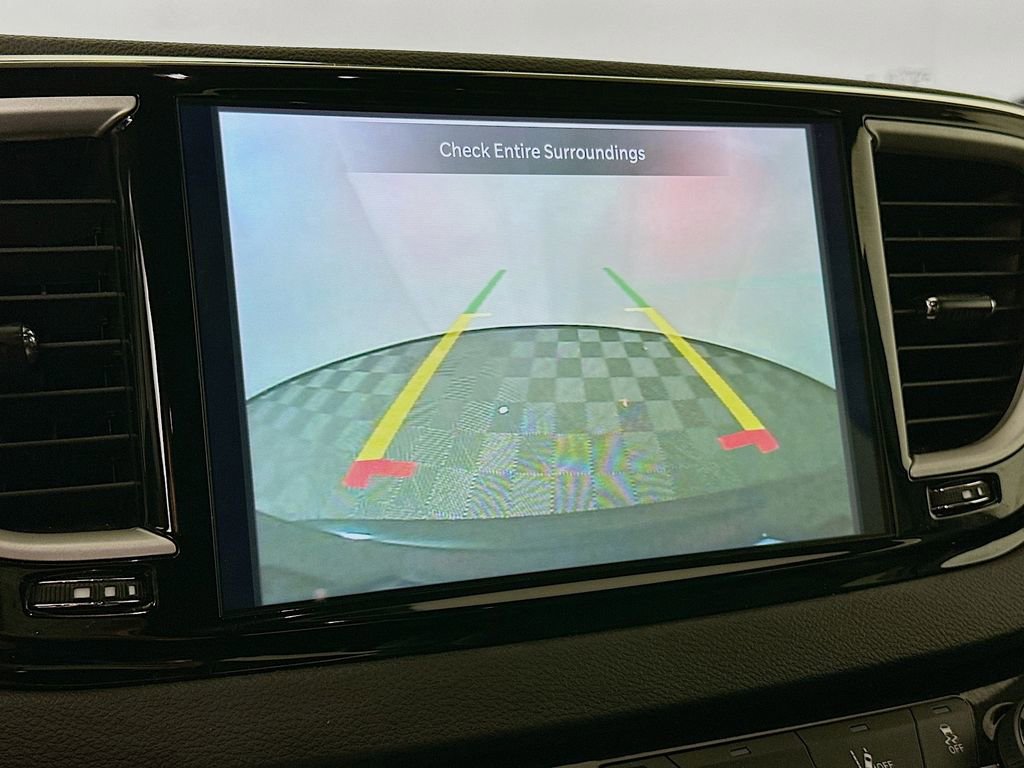 Used 2025 Chrysler Pacifica Select image 18