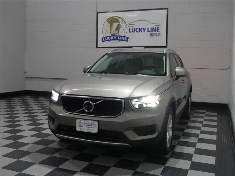 Used 2022 Volvo XC40 T5 Momentum image 4