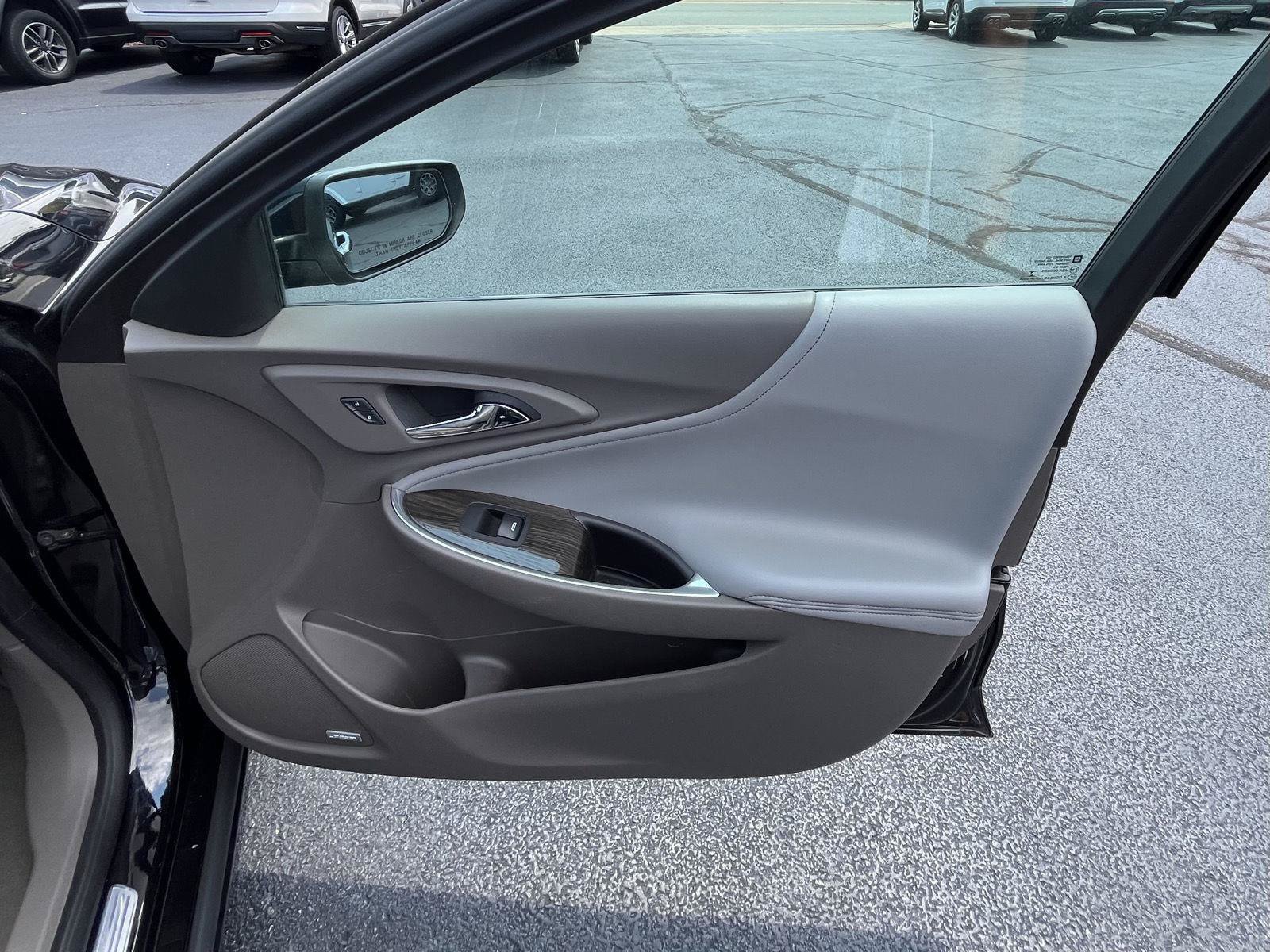 Used 2018 Chevrolet Malibu Premier w/ Premier Sun and Wheel Package FWD image 26