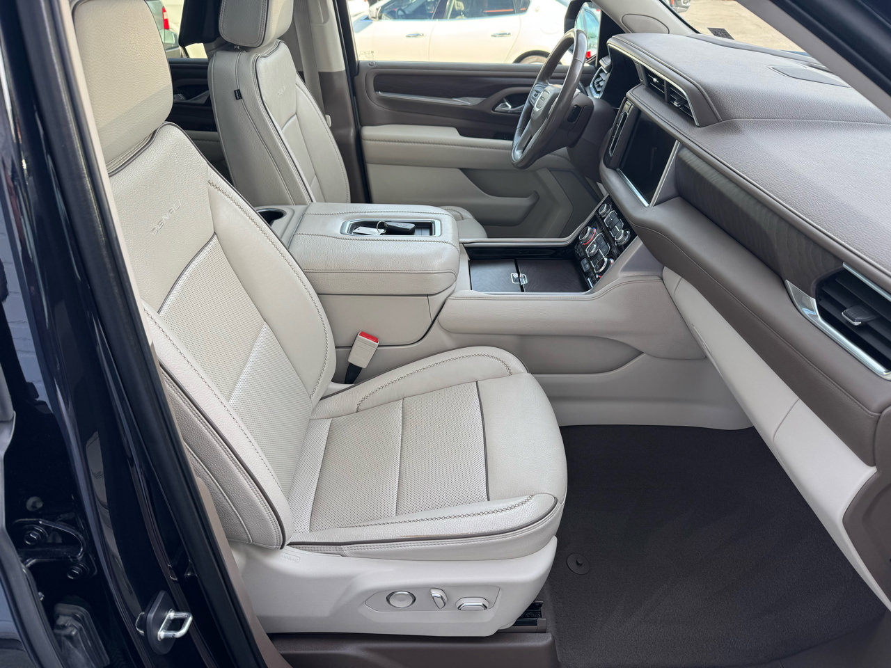 Used 2021 GMC Yukon Denali w/ Denali Ultimate Package image 12