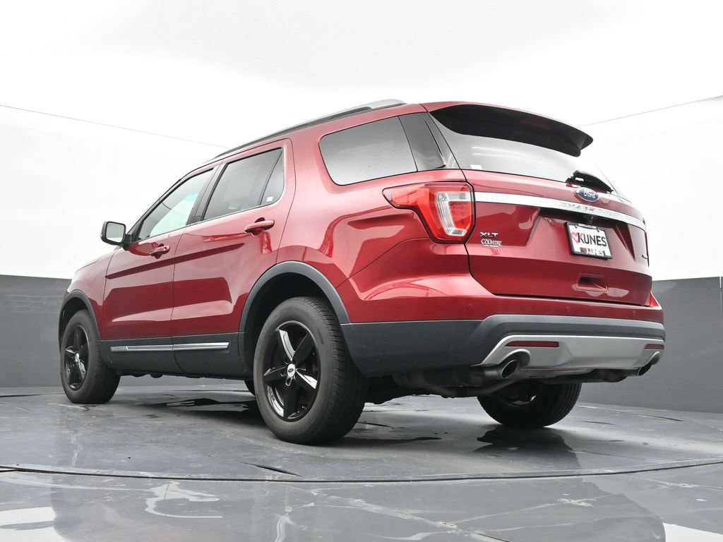 Used 2016 Ford Explorer XLT w/ Equipment Group 202A AWD/4WD image 28