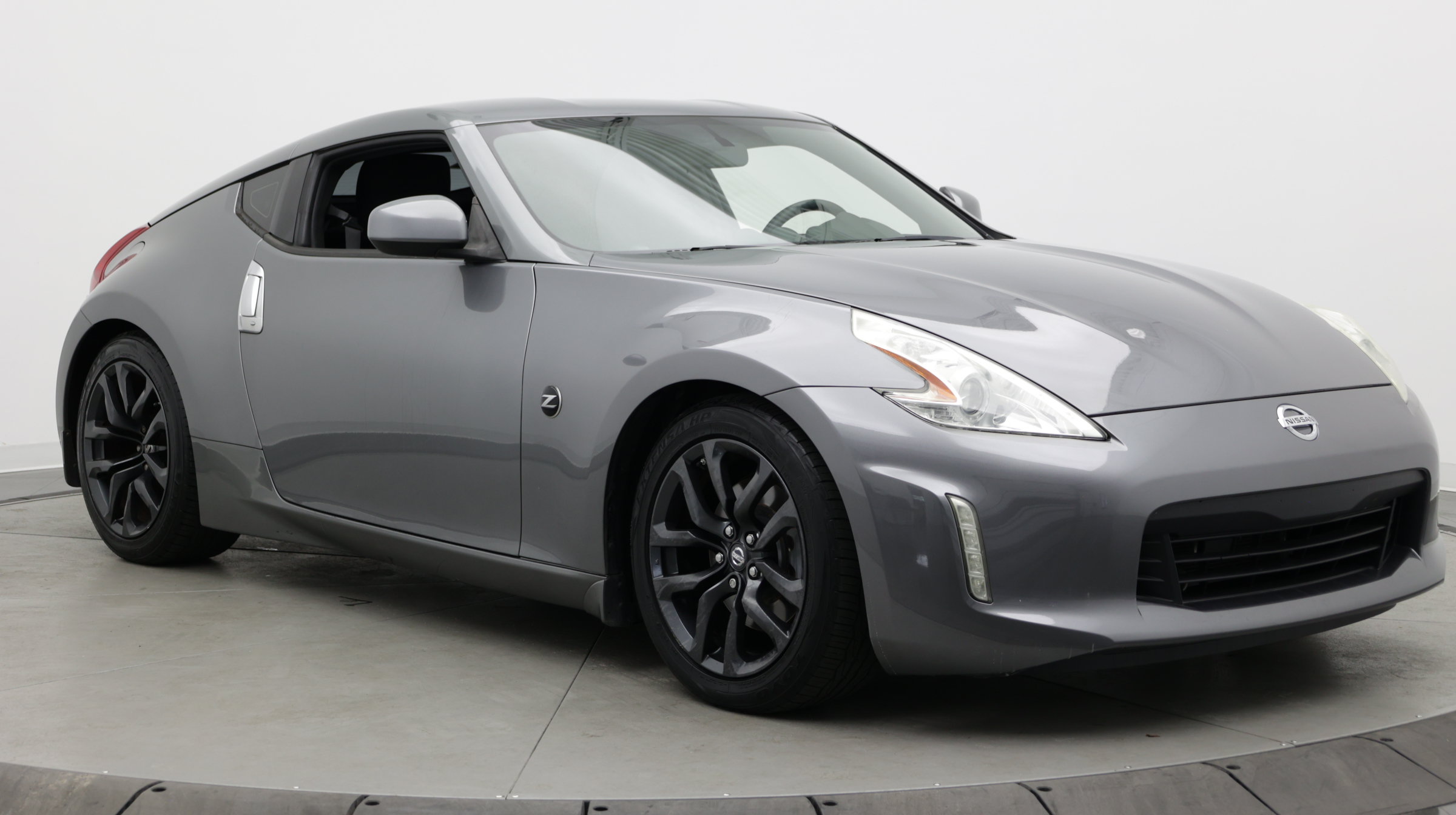 Used 2017 Nissan 370Z Coupe RWD image 3