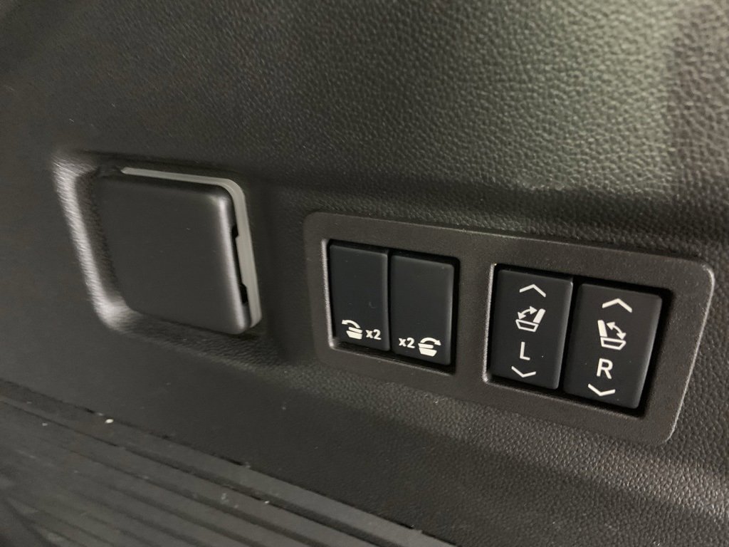 Used 2024 GMC Yukon AT4 w/ Technology Package image 24