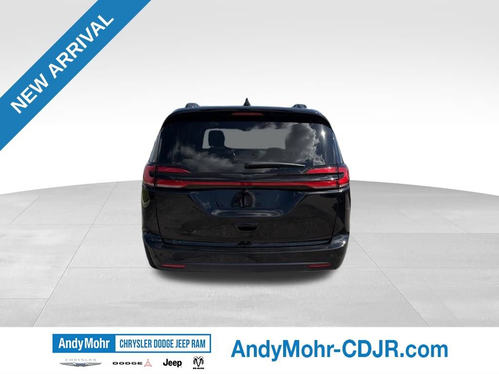 Used 2024 Chrysler Pacifica Touring-L w/ Uconnect Theater Family Group FWD image 5