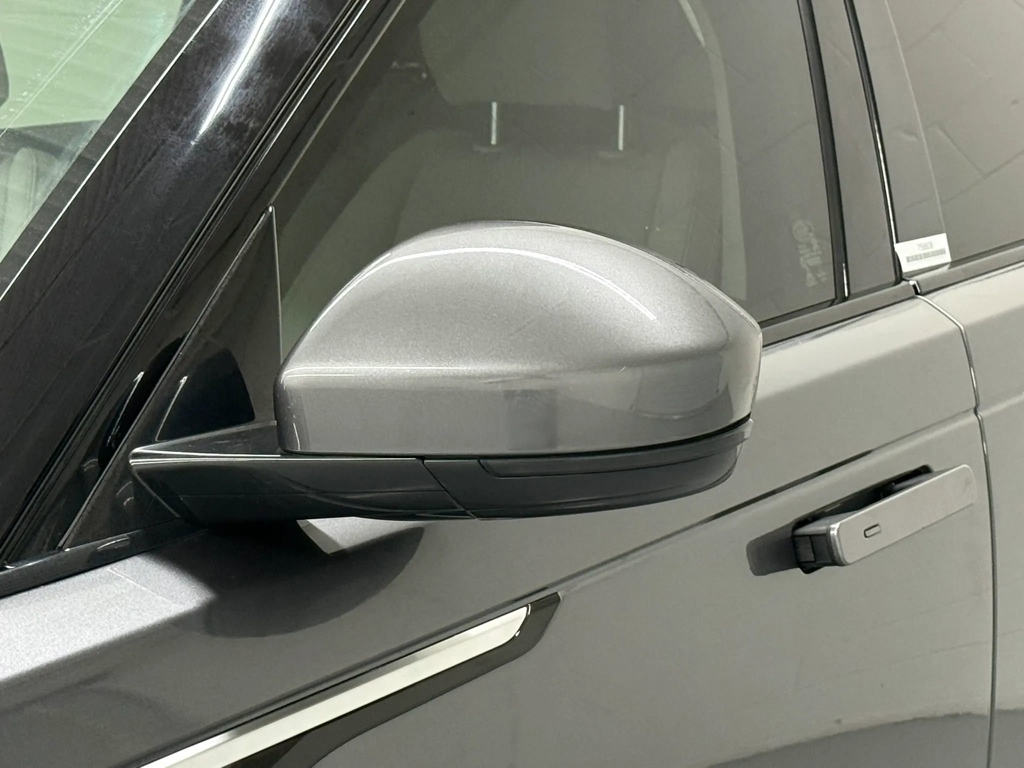 Used 2018 Land Rover Range Rover Velar R-Dynamic SE image 15