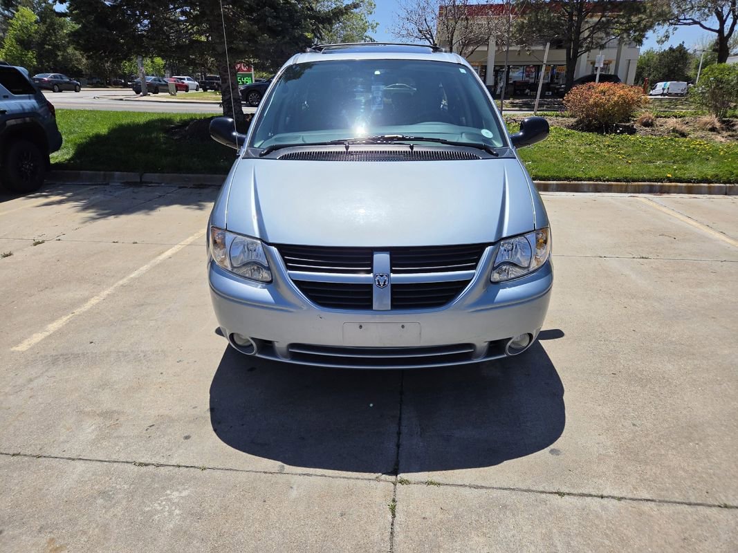 Used 2005 Dodge Grand Caravan SXT w/ Leather Interior Group FWD image 3