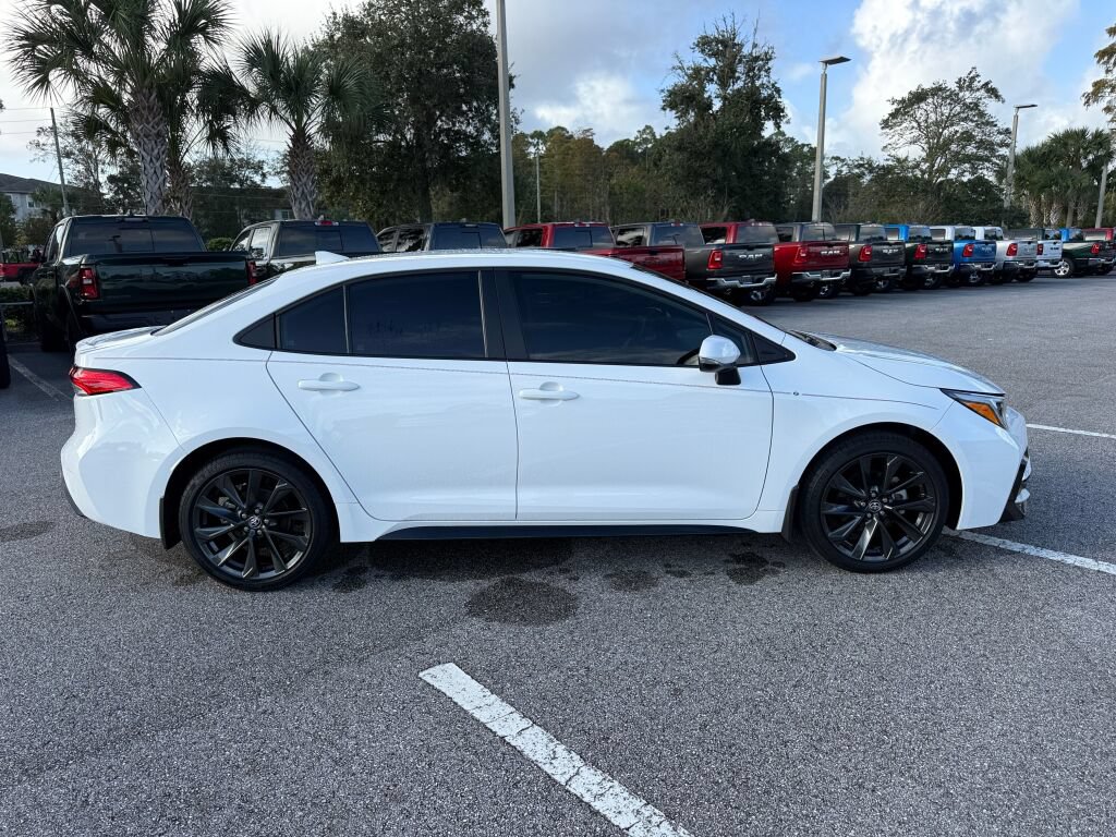 Used 2026 Toyota Corolla SE FWD image 2