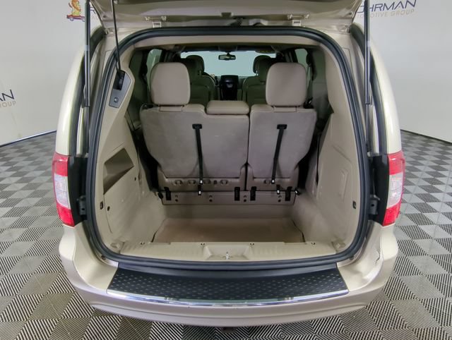 Used 2013 Chrysler Town & Country Touring FWD image 36