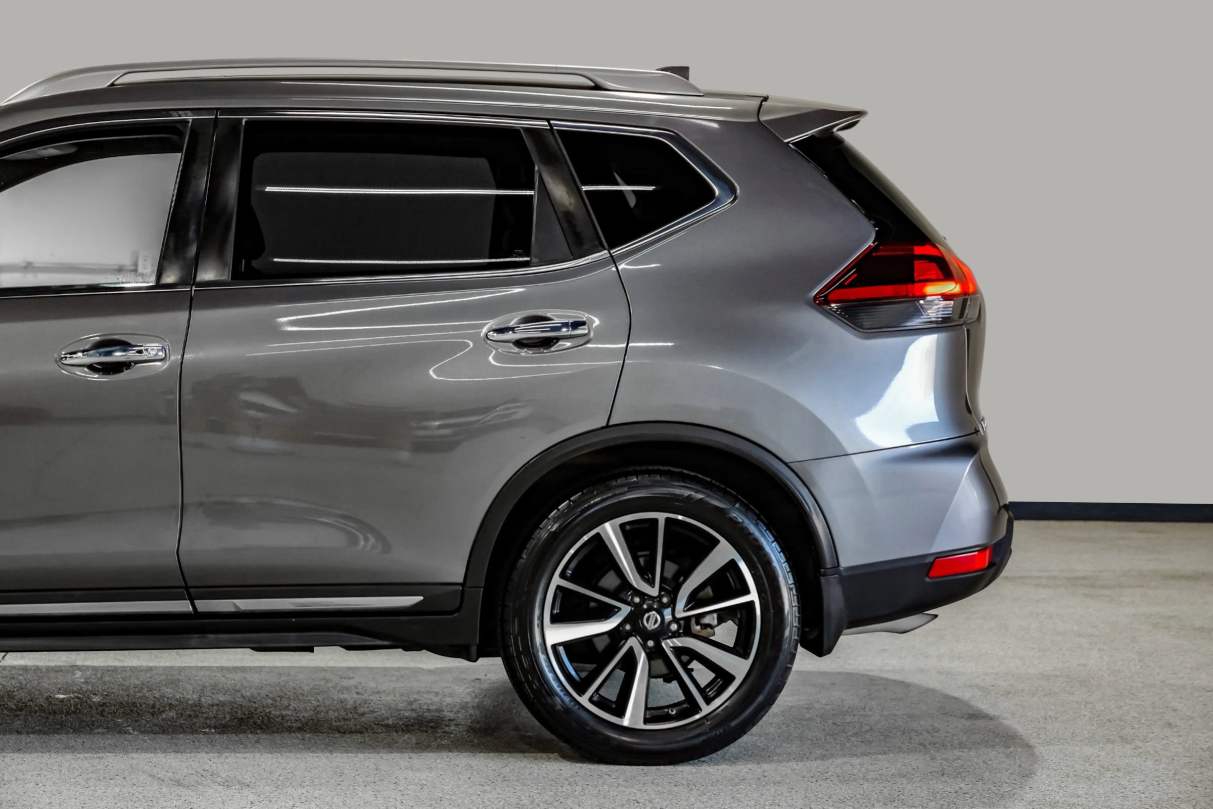 Used 2018 Nissan Rogue SL w/ Premium Package FWD image 18