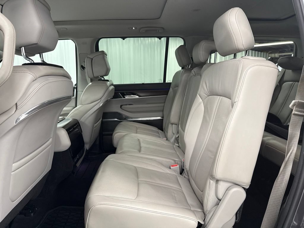 Used 2022 Jeep Grand Wagoneer Series I w/ Flexible Seating Group AWD/4WD image 11