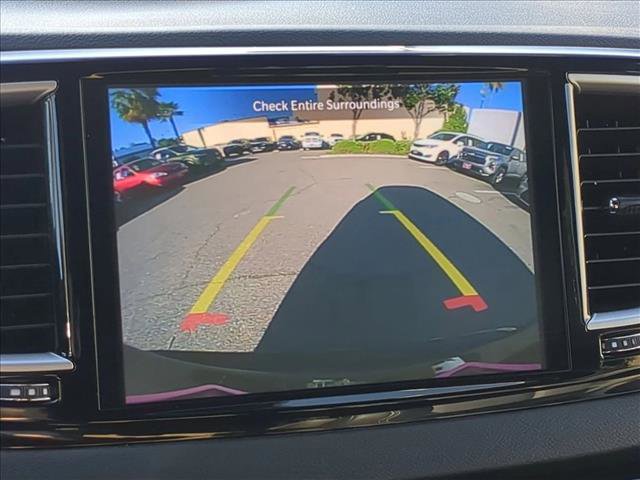 Used 2025 Chrysler Pacifica Select image 13
