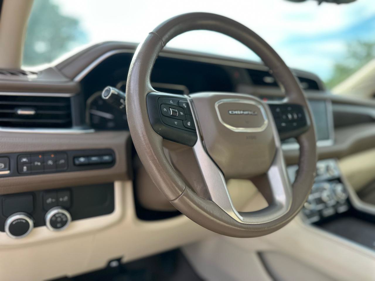 Used 2021 GMC Yukon Denali w/ Advanced Technology Package RWD image 12