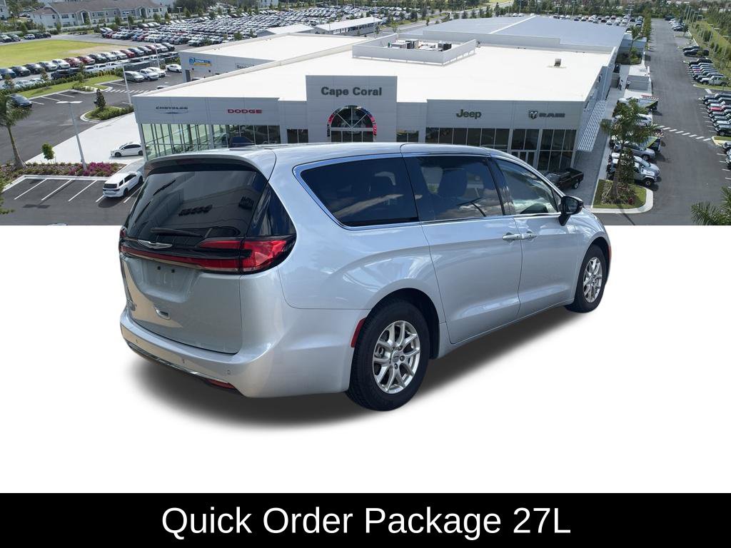 Used 2024 Chrysler Pacifica Touring-L FWD image 3