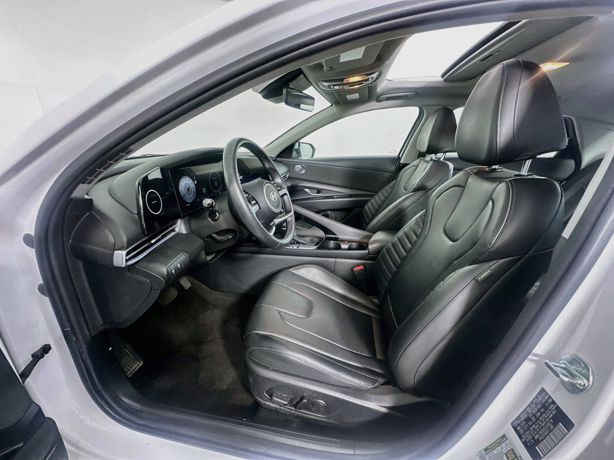 Used 2025 Hyundai Elantra Limited FWD image 13
