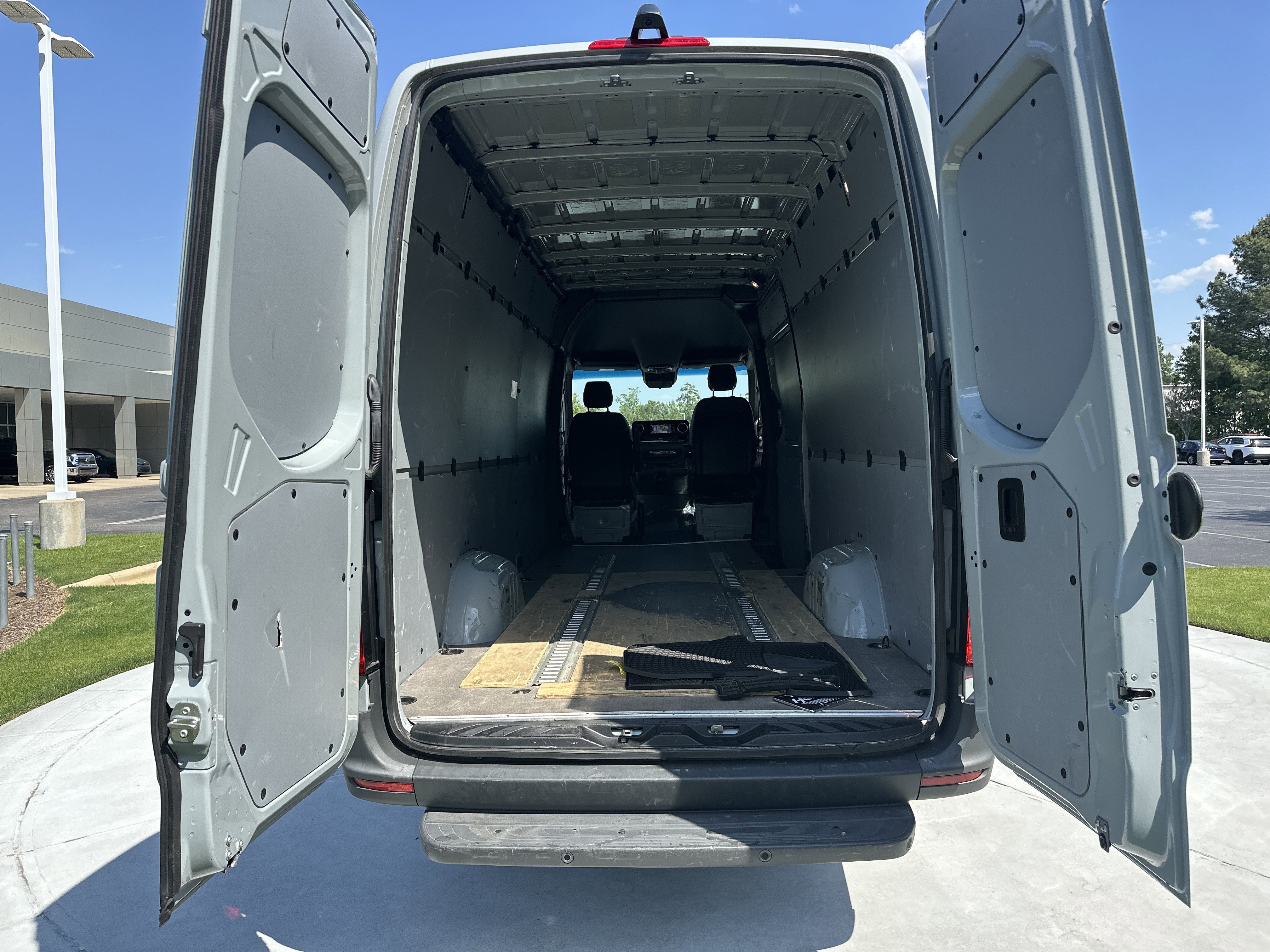 Used 2023 Mercedes-Benz Sprinter 2500 image 32