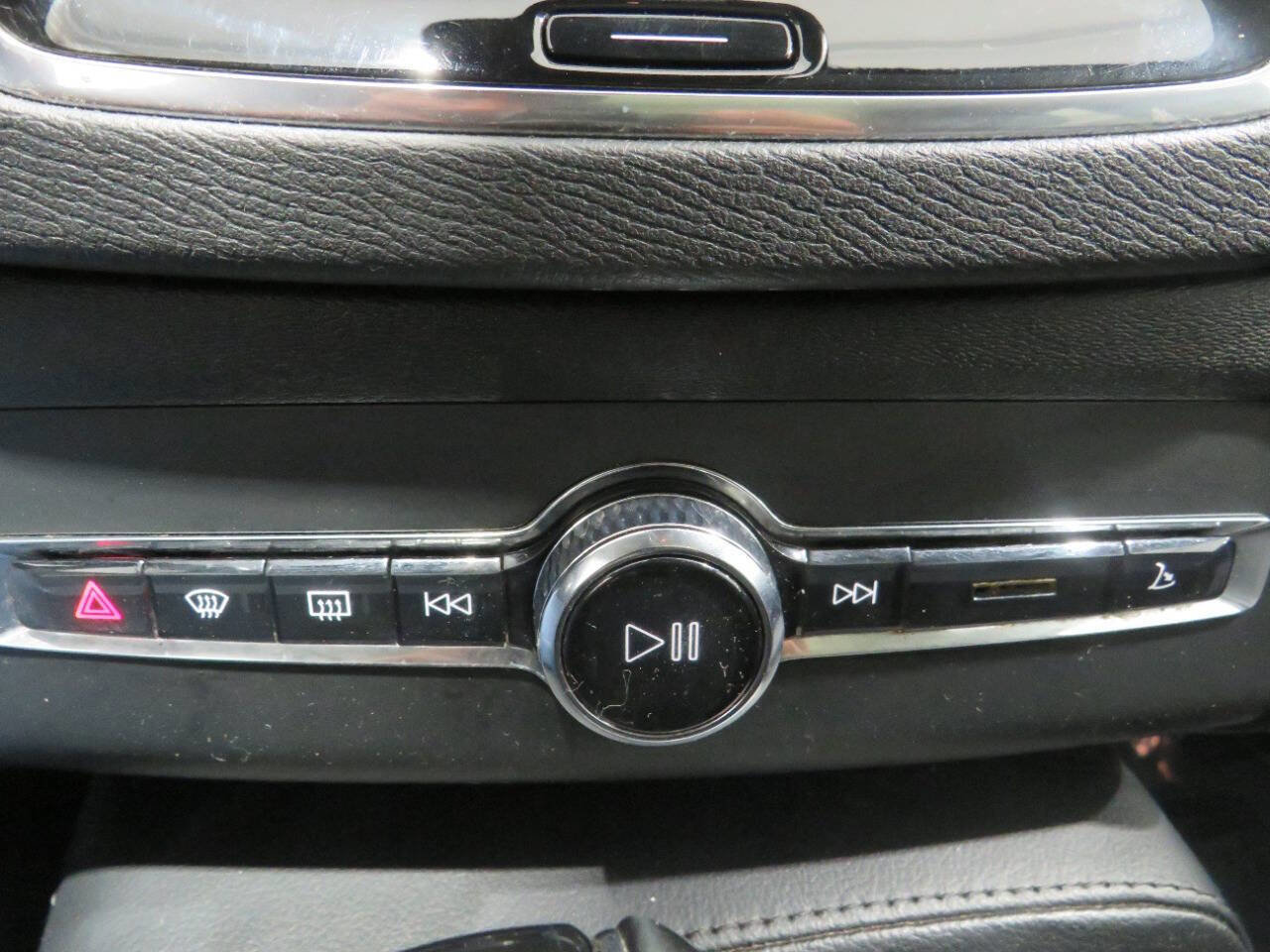 Used 2022 Volvo XC90 T5 Momentum image 24