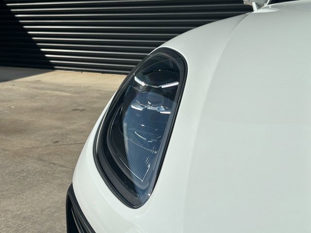Certified 2025 Porsche Macan image 12