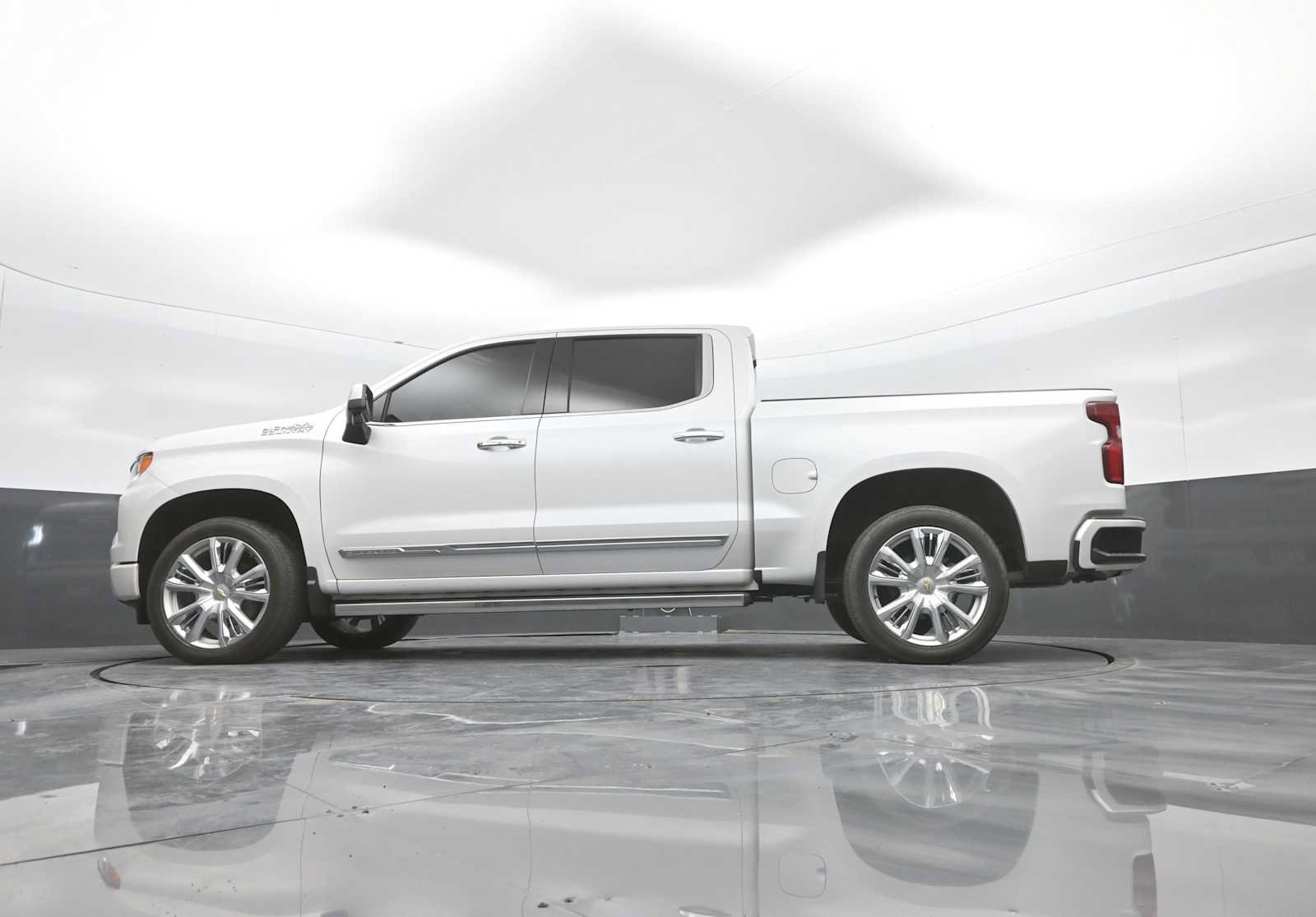 Used 2024 Chevrolet Silverado 1500 High Country w/ High Country Premium Package AWD/4WD image 42