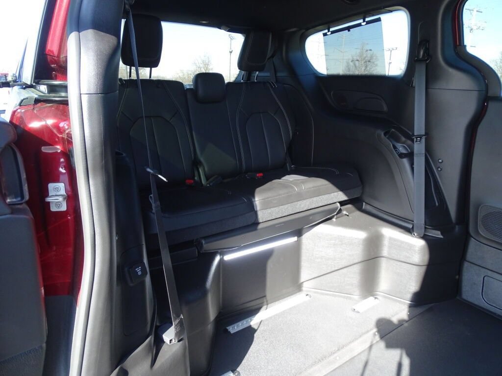 Used 2023 Chrysler Pacifica Touring-L w/ Uconnect Theater Family Group FWD image 7