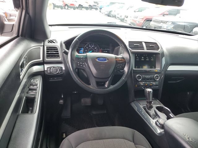 Used 2017 Ford Explorer XLT w/ Equipment Group 201A AWD/4WD image 11