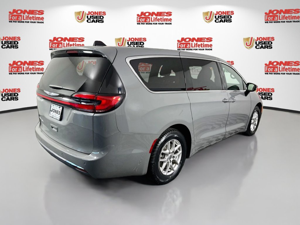 Used 2025 Chrysler Pacifica Select FWD image 15