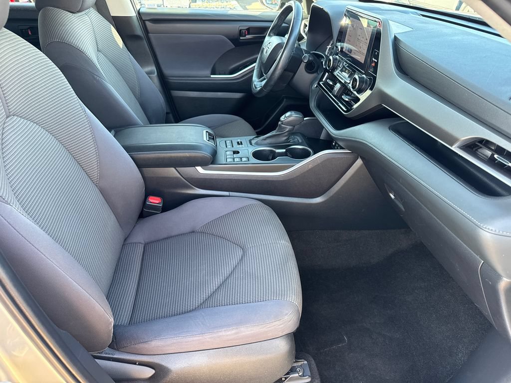 Used 2023 Toyota Highlander LE AWD/4WD image 15