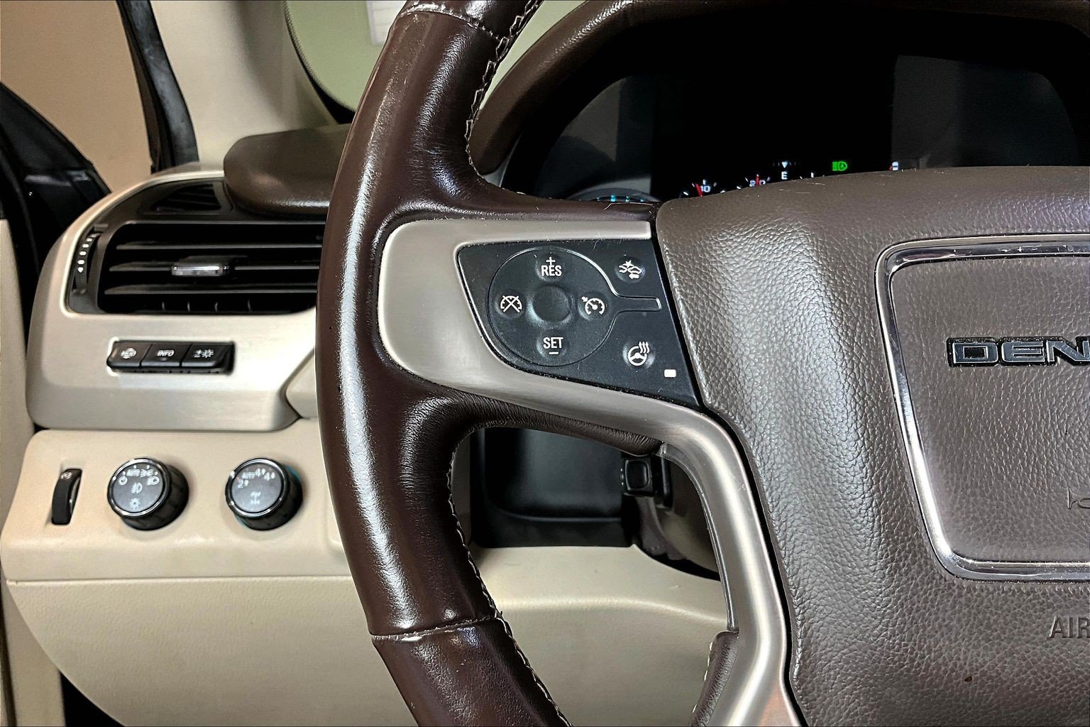Used 2020 GMC Yukon Denali w/ Open Road Package AWD/4WD image 11