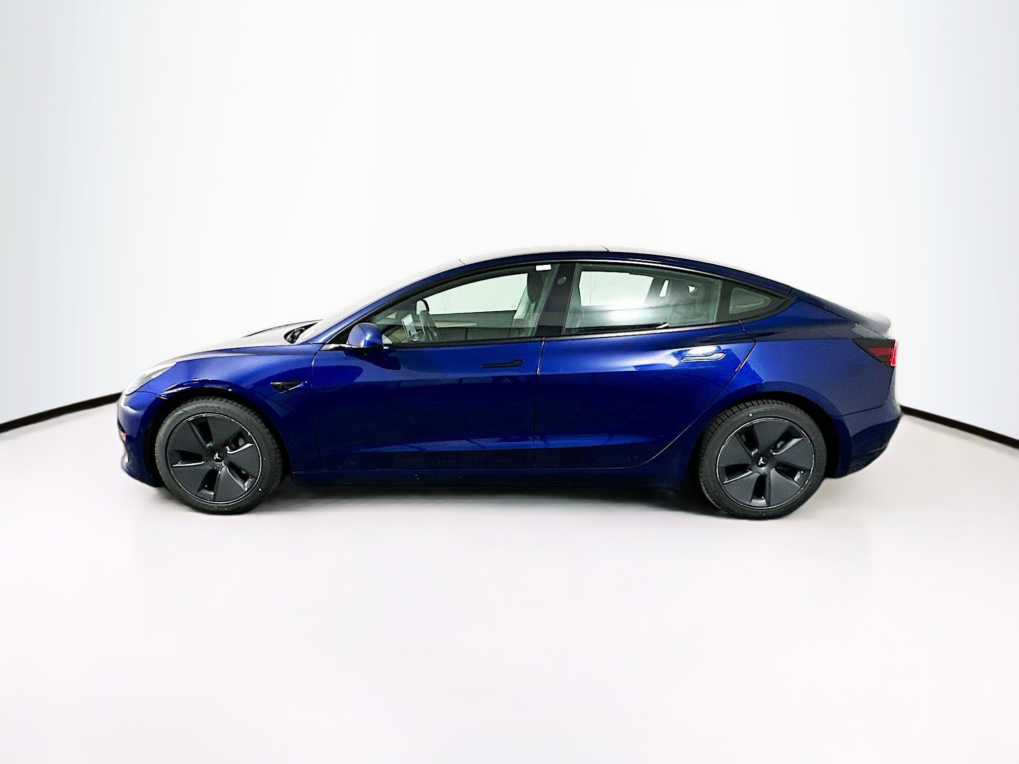 Used 2022 Tesla Model 3 Standard Range Plus image 4