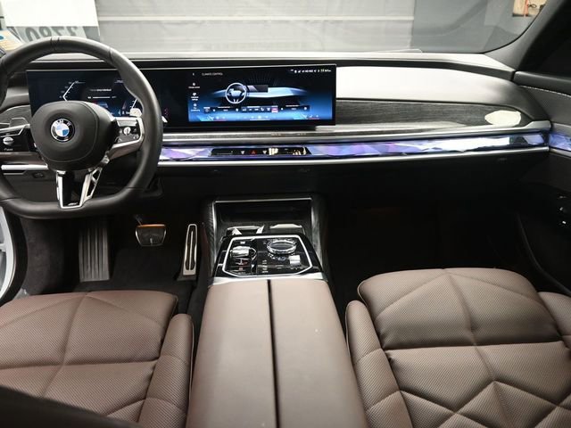 Used 2025 BMW 740i image 9