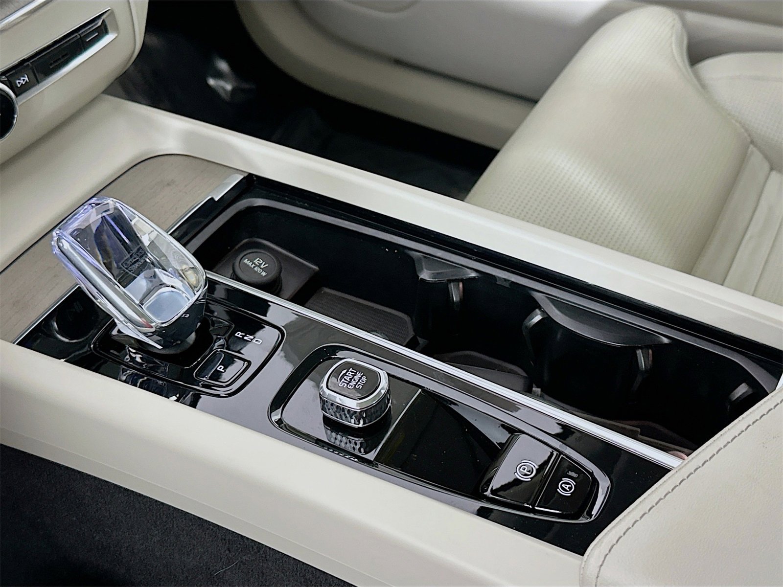 Used 2023 Volvo XC60 B6 Ultimate w/ Protection Package Premier image 16