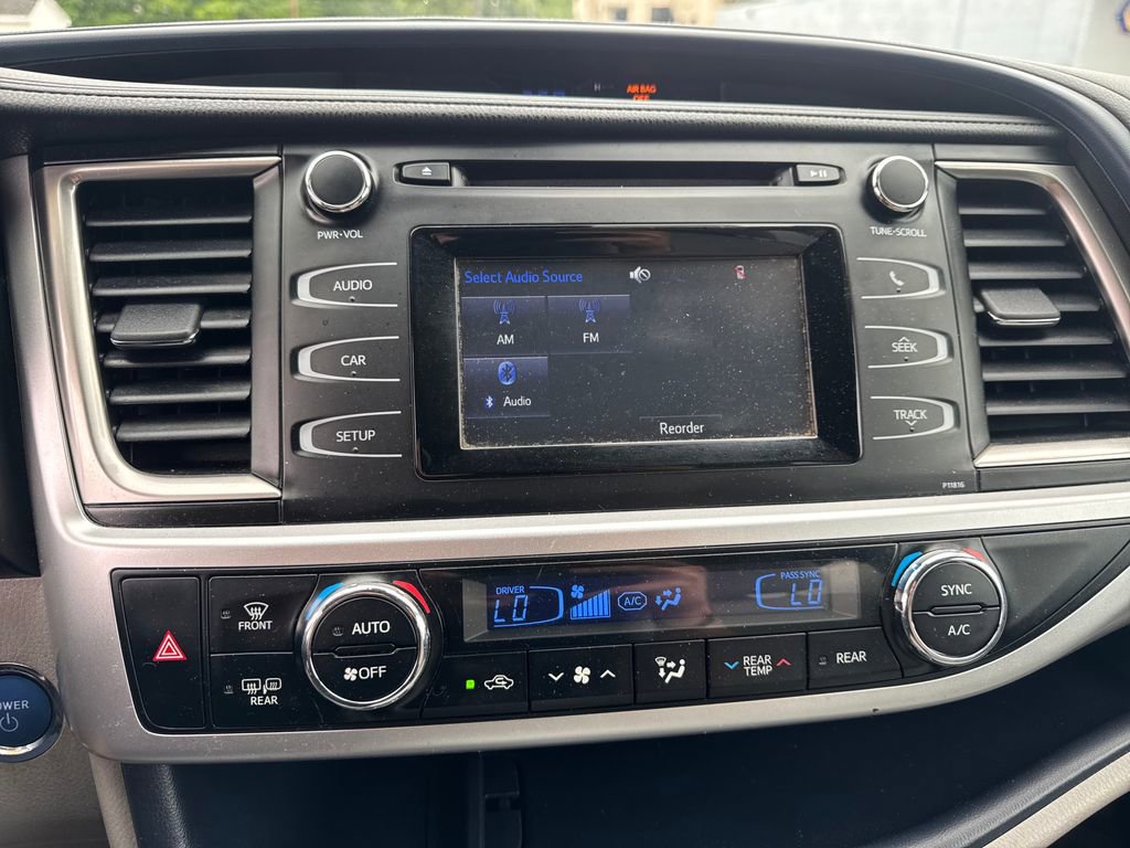 Used 2019 Toyota Highlander LE AWD/4WD image 25