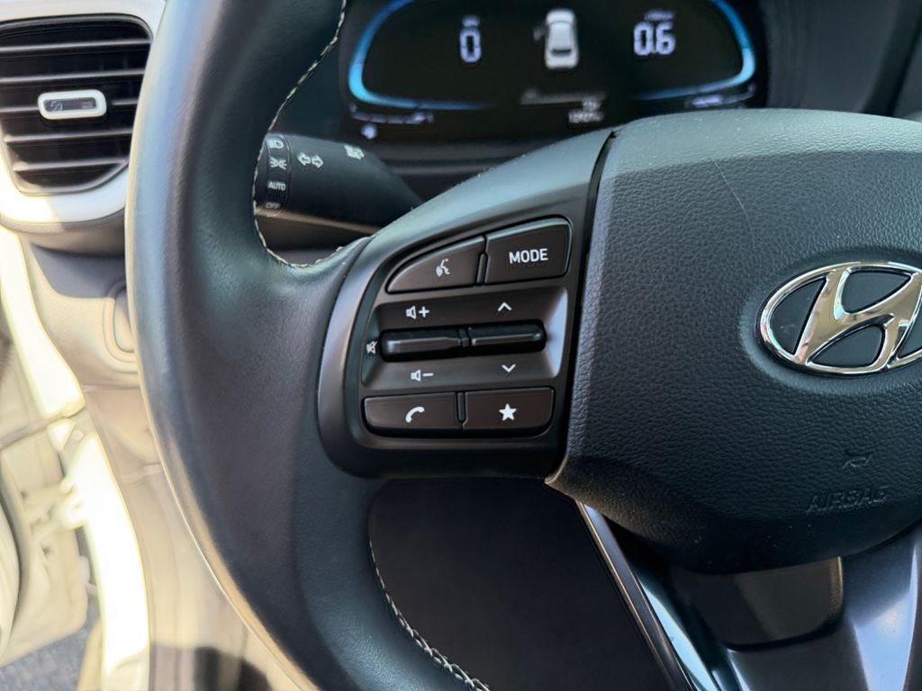 Used 2023 Hyundai Venue Limited FWD image 15