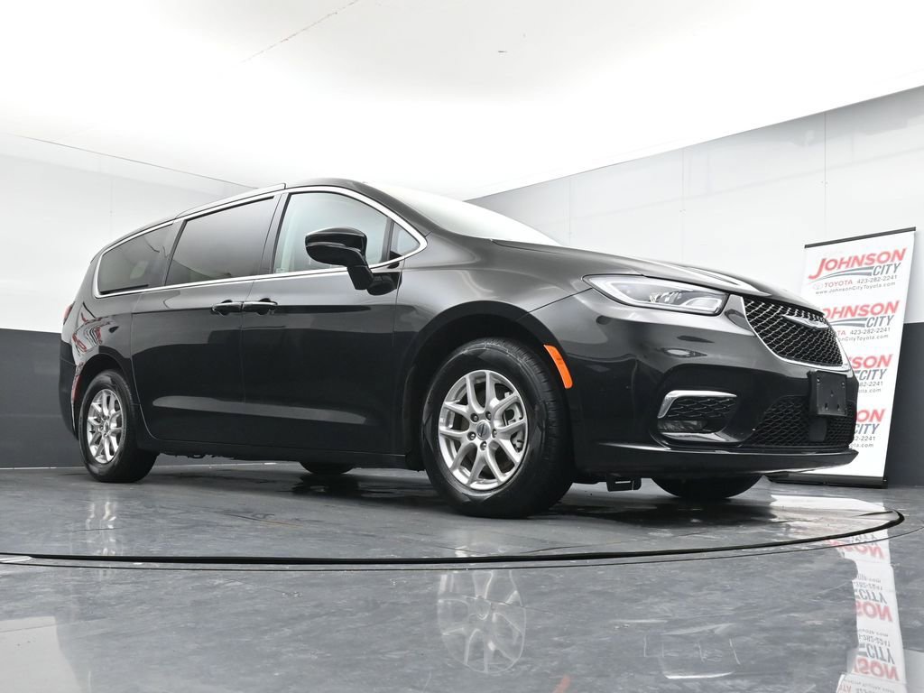 Used 2024 Chrysler Pacifica Touring-L image 32