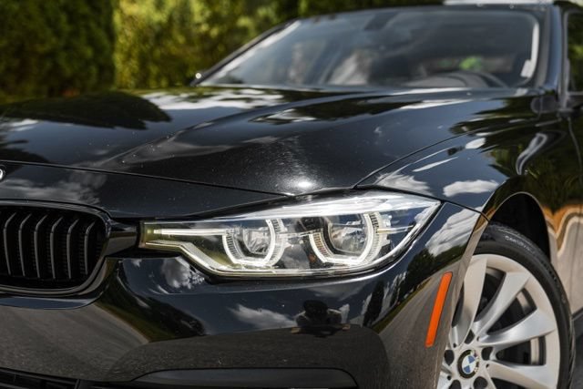 Used 2018 BMW 320i xDrive Sedan AWD/4WD image 4