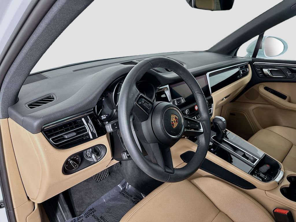 Used 2025 Porsche Macan image 4