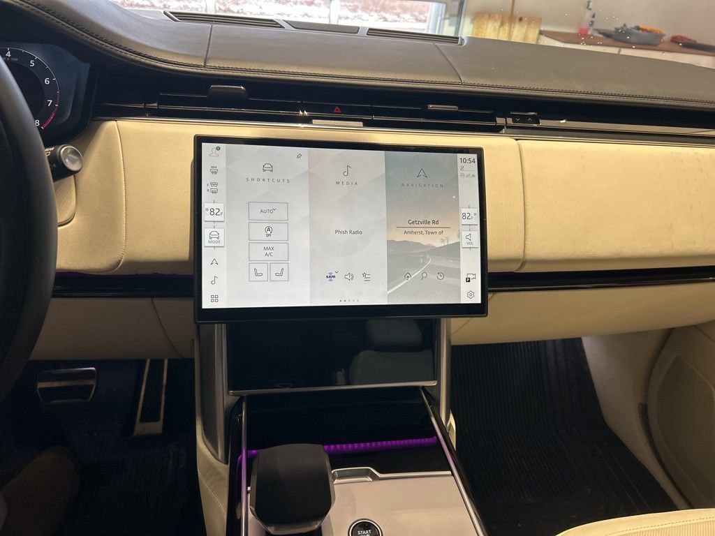 Used 2024 Land Rover Range Rover Long Wheelbase SE image 8