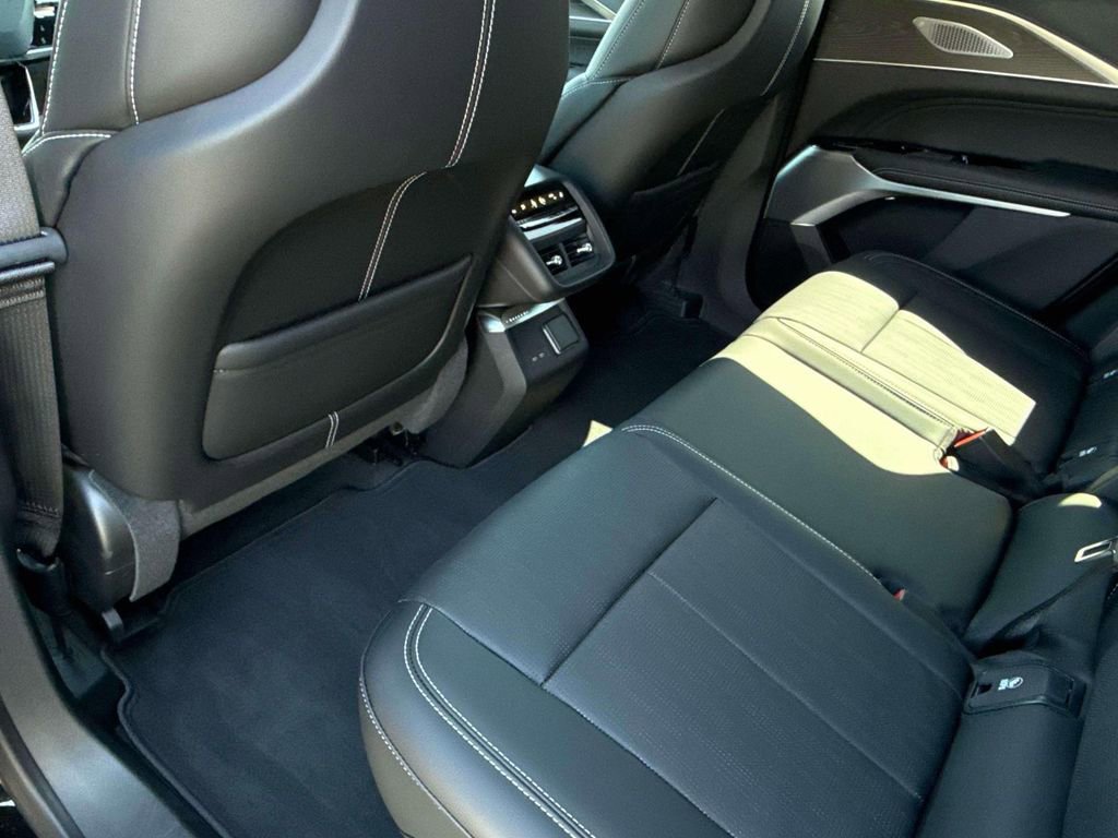 Certified 2025 Cadillac Lyriq Luxury image 9