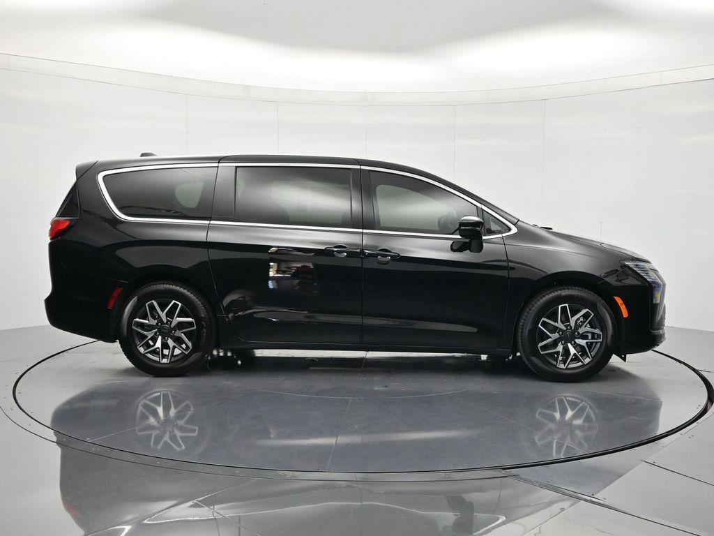 New 2027 Chrysler Pacifica Limited w/ Family Tech Group FWD image 4