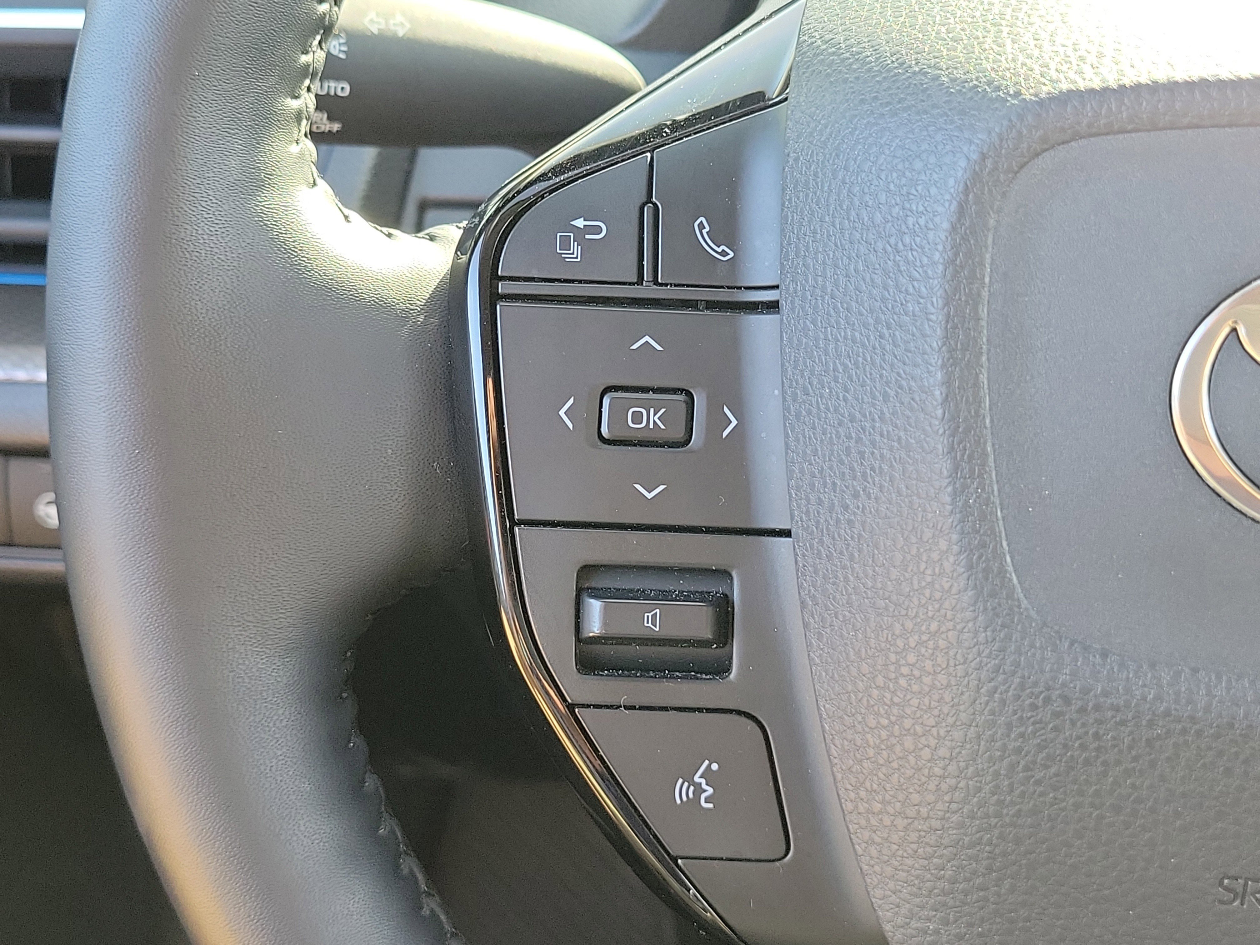 Used 2025 Toyota Prius XLE image 29