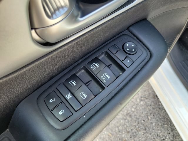 Used 2024 Chrysler Pacifica Limited FWD image 17