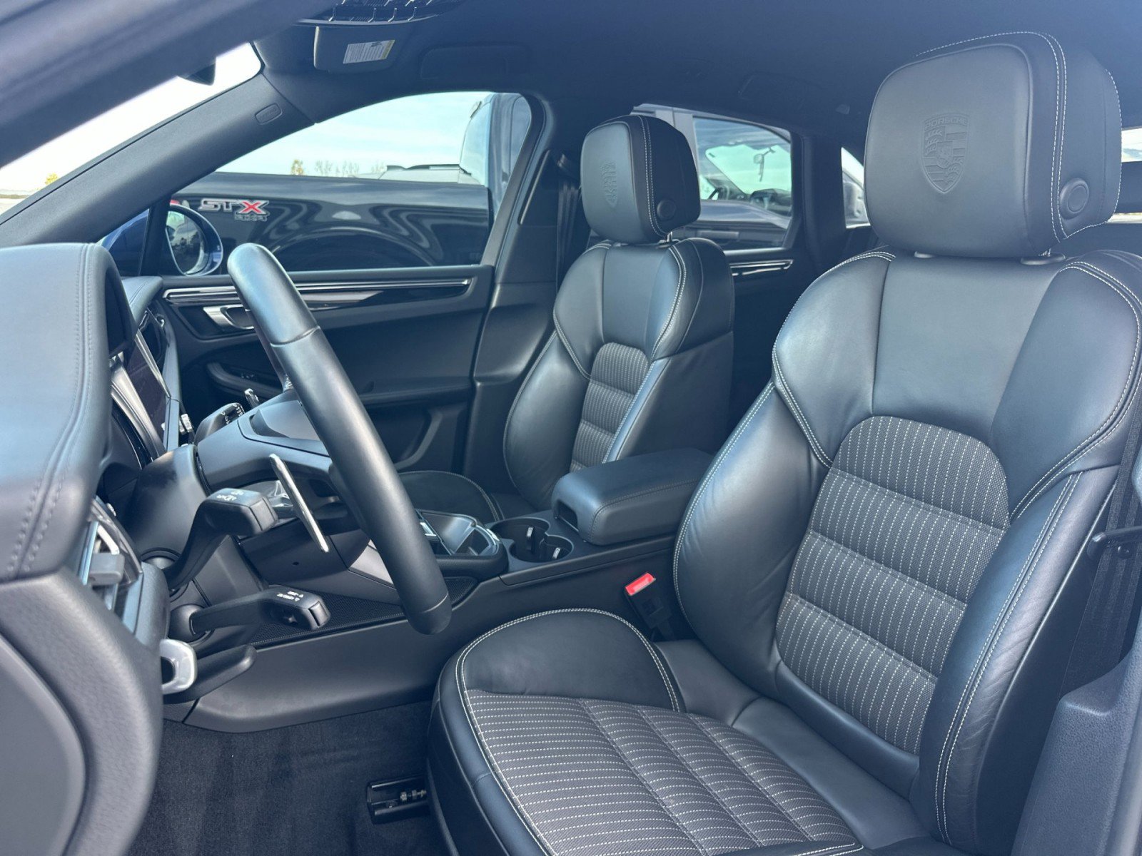 Used 2023 Porsche Macan Turbo image 5