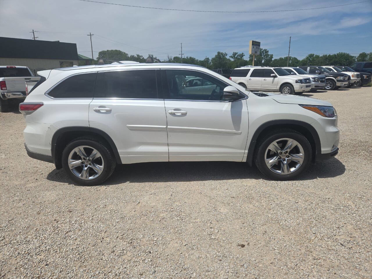 Used 2015 Toyota Highlander Limited w/ Driver Technology Package AWD/4WD image 2