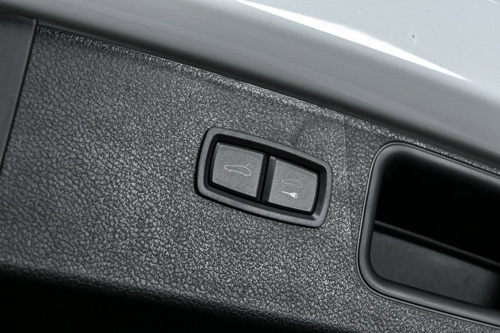 Certified 2025 Porsche Macan image 31