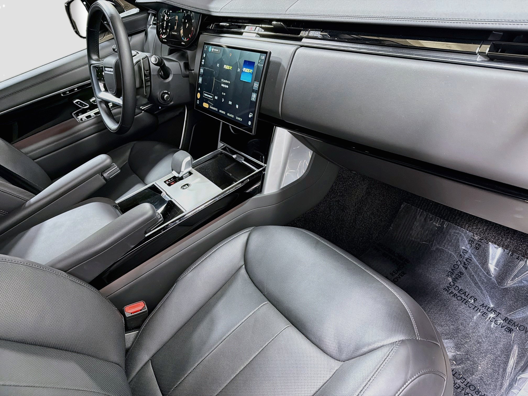 Certified 2025 Land Rover Range Rover SE AWD/4WD image 15