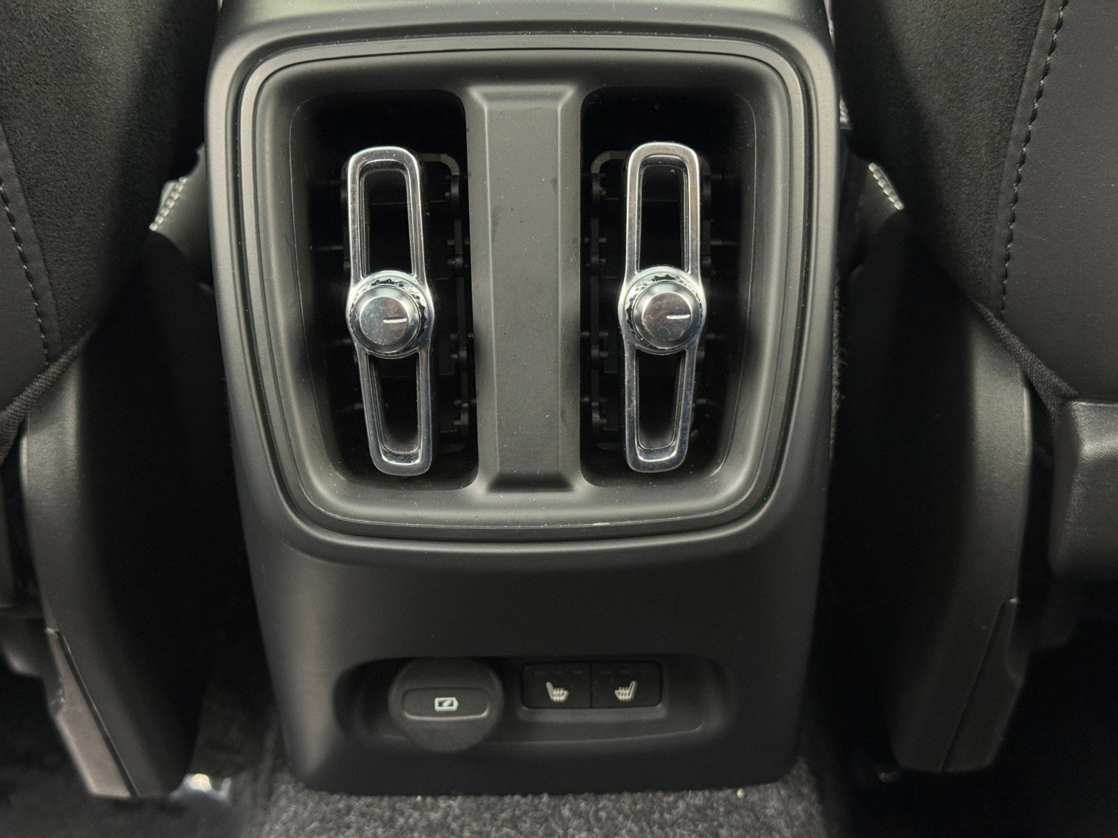 Used 2024 Volvo XC40 Recharge Plus w/ Protection Package Premier image 32