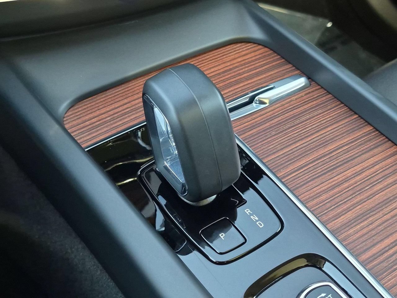 Certified 2024 Volvo XC60 B5 Plus AWD/4WD image 20