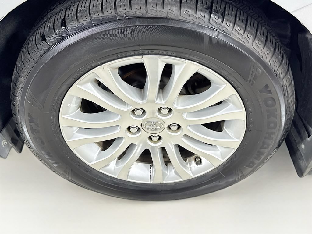 Used 2013 Toyota Sienna XLE FWD image 40